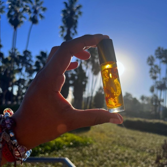 Patchouli and white rose essential oils - Picture 4 of 5